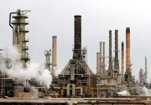 Baja el petróleo a 100 dólares el barril Brent