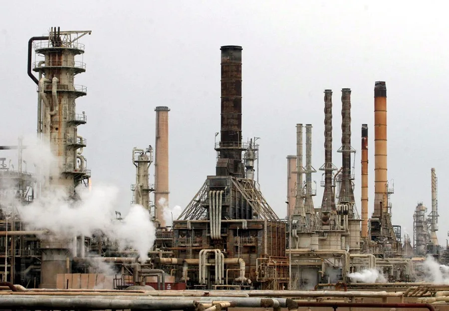 Baja el petróleo a 100 dólares el barril Brent