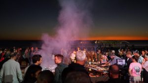 Entre Fuegos vuelve este sábado a Piriápolis con pesca local, cordero y una noche frente al mar en Playa La Rinconada