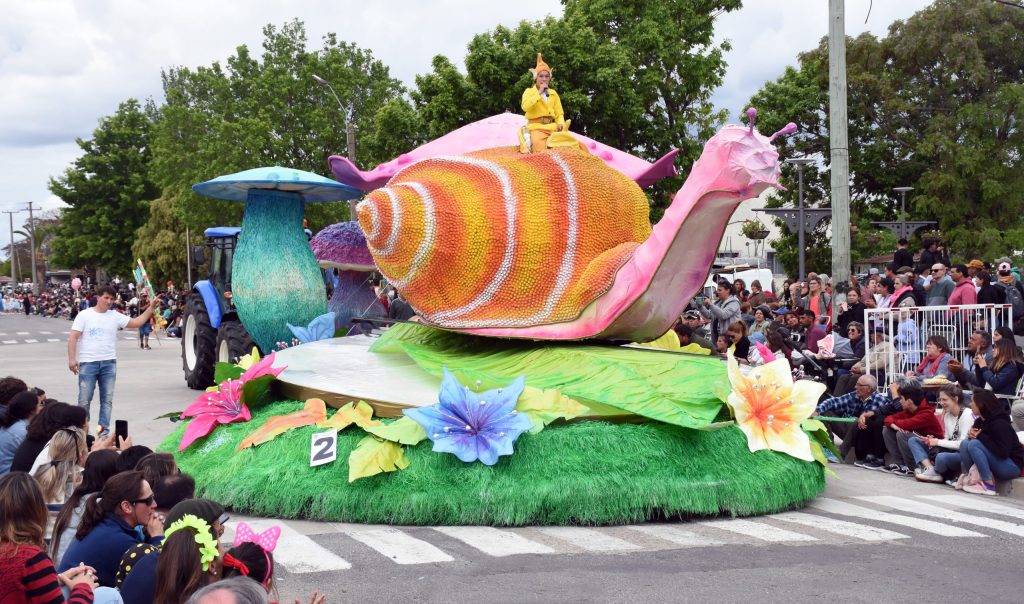 Cardona recibe este fin de semana el Rendez Vous estudiantil en su 55ª edición con desfile de carrozas y shows en el Parque Cazeaux