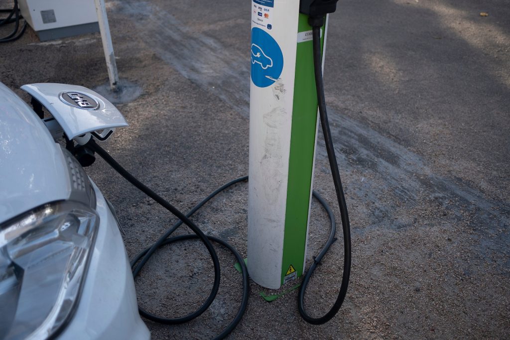 Ignacio Paz de ACAU: aplicación de IMESI a autos eléctricos “seguro” va a “desacelerar” ventas