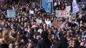 Dos focos de tensión en Europa: elecciones anticipadas en España y violencia en las calles de Francia