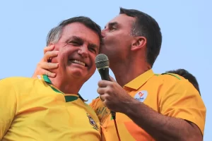 Brasil: fallo habilitó a Flavio Bolsonaro ver a su padre