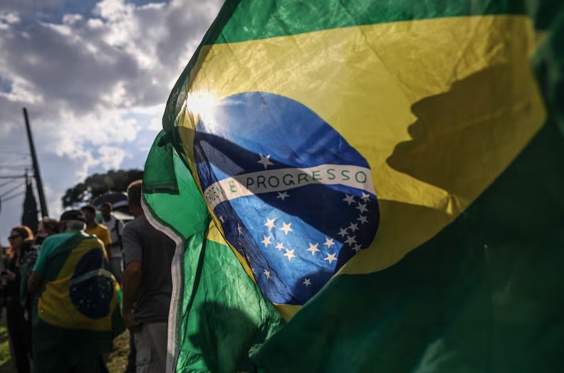 Sin debate final, Lula y Flávio Bolsonaro buscan los últimos votos antes de las elecciones en Brasil