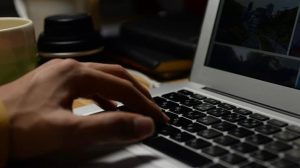 Inteligencia artificial y empleo: crece la demanda de especialistas y caen las oportunidades para perfiles junior