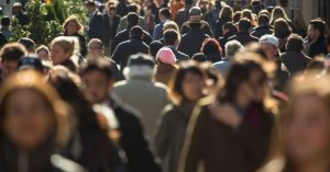 La mitad de los uruguayos tiene interés en la política, pero menos del 40% habla habitualmente del tema